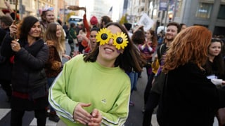 Junge Klimaaktivistin mit Sonnenblumenbrille in Madrid