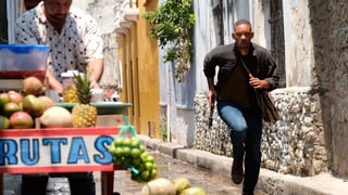 Will Smith rennt in Cartagena mit einer Waffe rum. Will Smith rennt in Cartagena mit einer Waffe rum.