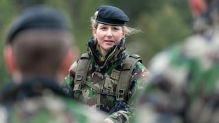 Corina Gantenbein in Militär-Montur Corina Gantenbein in Militär-Montur