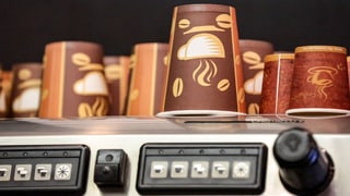 Kaffeebecher auf einer Kaffeemaschine