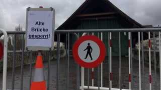 Absperrung vor Holzbrücke. Schild mit Aufschrift Alte Brücke gesperrt. Absperrung vor Holzbrücke. Schild mit Aufschrift Alte Brücke gesperrt.