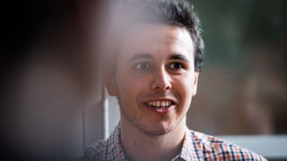 Junger Mann mit lachendem Gesicht Junger Mann mit lachendem Gesicht