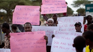 Kenianische Bürger halten Schilder mit Solidaritätsbekundungen in die Höhe. 