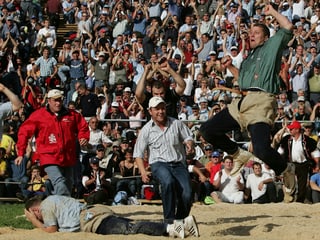 Martin Grab macht einen Luftsprung nach dem Sieg am Unspunnen-Schwinget 2006