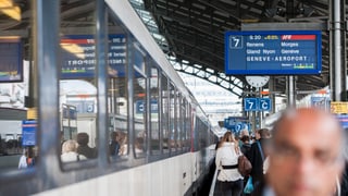 Gleis 7 des Bahnhofs Lausanne, ein Zug nach Genf steht bereit, Menschen stehen am Perronrand.