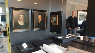 Ausstellung zur Geschichte Olten im Aufbau, alte Gemälde hängen an Trennwänden Ausstellung zur Geschichte Olten im Aufbau, alte Gemälde hängen an Trennwänden