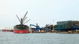 Tanker in einem Hafen. Tanker in einem Hafen.