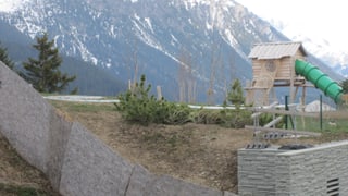Pfahlbauer-Spielhaus und die Rutschbahn.