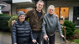 Ralf Moeller in der Mitte mit Mutter und Vater vor dem Elternhaus.