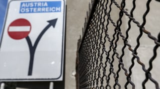 Zaun und Grenzschild Österreich