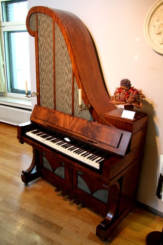 Klavier steht an der Wand Klavier steht an der Wand