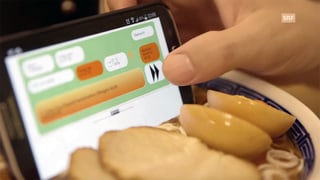 Ein Smartphone steckt in einer überteuerten asiatischen Suppen-Attrappe.