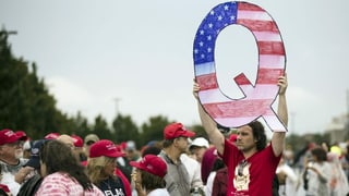 Q-Anhänger bei Trump-Veranstaltung Q-Anhänger bei Trump-Veranstaltung