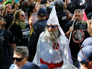 An der Demonstration dabei waren auch Mitglieder des Ku-Klux-Klans.