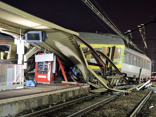 In der Nacht liefen die Arbeiten auf Hochtouren. Bis am Morgen konnten alle Überlebenden aus dem Zug geborgen werden.