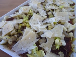 Trockenfleisch-Carpaccio mit Parmesan angerichtet.