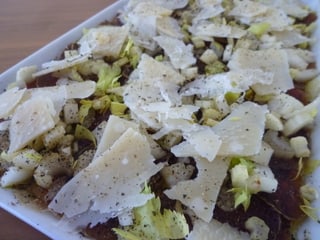 Trockenfleisch-Carpaccio mit Parmesan angerichtet.