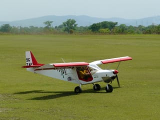 Franz Kohler auf dem Flugfeld in Accra.