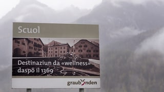 Eine Ortstafel am Ortseingang von Scoul