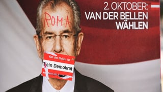 Plakat des Grünen Präsidentschaftskandidaten Alexander Van der Bellen, verschmiert und überklebt mit Beleidigungen.