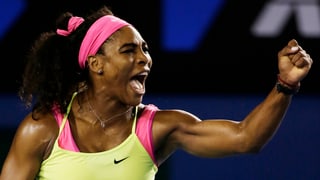 Serena Williams schreit und ballt die Faust.