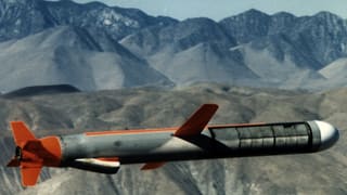 Eine undatierte Aufnahme einer Tomahawk-Rakete, hinten karges Gebirge Eine undatierte Aufnahme einer Tomahawk-Rakete, hinten karges Gebirge