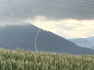Wasserhose über einem Feld, der See ist nicht zu sehen.