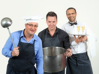 Michael Brunner, Sven Epiney und Mike La Marr in Kochkleidung.