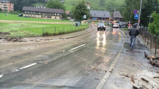 Strasse mit Schutt auf der Fahrbahn.