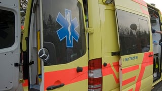 Bildausschnitt eines Ambulanzfahrzeugs.