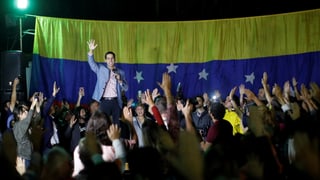 Guaido auf einer Bühne, Menschen jubeln ihm zu. Guaido auf einer Bühne, Menschen jubeln ihm zu.