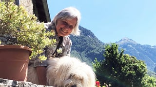 Annadora Senn Singer und ihr Hund.