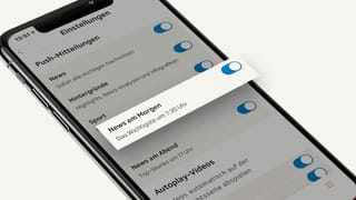 Mobiltelefon zeigt Mobiltelefon-Bildschirm Mobiltelefon zeigt Mobiltelefon-Bildschirm