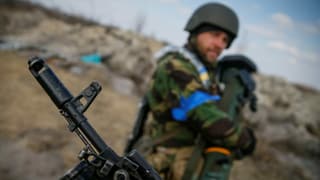 Ein ukrainischer Soldat mit einer Waffe