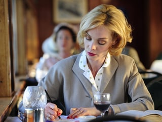 Im Film «Verliebte Feinde»: Mona Petri als Iris von Roten. Im Film «Verliebte Feinde»: Mona Petri als Iris von Roten.