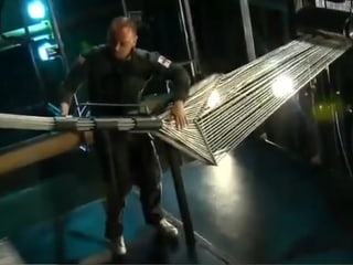 Mark Bell steht an einer seltsamen Maschine, durch die dicke Seile laufen. Er spielt sie wie einen Bass.