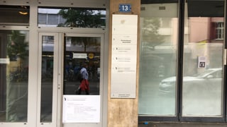 Blick auf die zugestellte Haustüre des Hauses Clarastrasse 13 Blick auf die zugestellte Haustüre des Hauses Clarastrasse 13