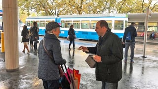 Taschentüchlein gefällig? SVP-Nationalrat Mauro Tuena trotzt am Bellevue in Zürich dem Regenwetter. Taschentüchlein gefällig? SVP-Nationalrat Mauro Tuena trotzt am Bellevue in Zürich dem Regenwetter.