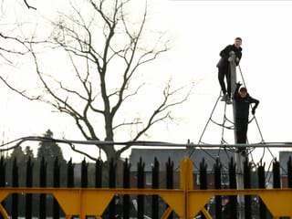 Zuschauer auf einem Spielplatz schauen ins Stadion
