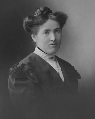 Porträtbild von Else Züblin-Spiller mit hochgesteckter Frisur, schwarzem Rock und weisser Bluse.
