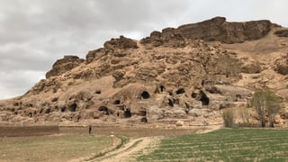 Berg mit Höhleneingängen. Berg mit Höhleneingängen.