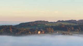 Blick von Herisau nach Norden zum Schloss Oberberg. Blick von Herisau nach Norden zum Schloss Oberberg.
