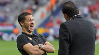 Eden Hazard (l.) und Marc Wilmots am lachen