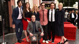 Die Schauspieler von The Big Bang Theory posieren auf dem Walk of Fame für ein Gruppenfoto. 