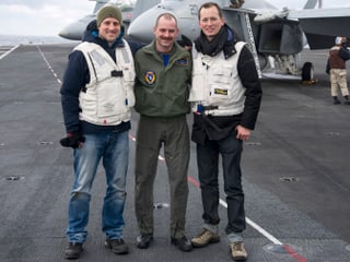 Militärpilot Andreas Kuhn mit Reporter Michael Weinmann (r.) und Kameramann Brian Gottschalk (l.).