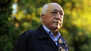 Aufnahme des Predigers Fethulla Gülen, im Hintergrund sind Bäume zu sehen.