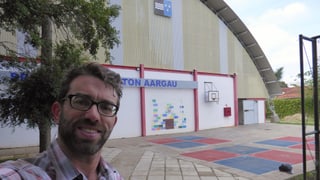 Mann vor Turnhalle in Brasilien Mann vor Turnhalle in Brasilien