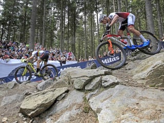 Nino Schurter (l.) im Zweikampf mit Mathieu van der Poel.
