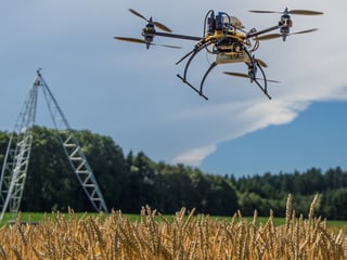 Eine Drohne über einem Weizenfeld