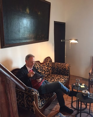 Schlossherr Thomas von Sahlis sitzt auf Sofa